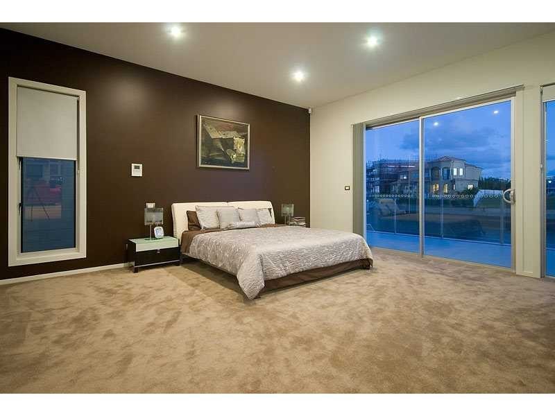 1 Royal Albert Crescent, Sovereign Islands QLD 4216